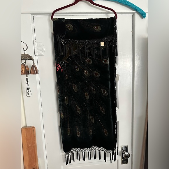 Shall, opera-fancy, textured, peacock design. - Picture 6 of 10